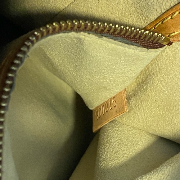 Louis Vuitton Looping MM - Picture 9 of 16